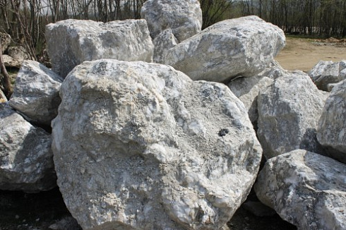 Kamenclub.ru: Мраморизированный известняк фр.500-1500 мм.  купить в Брянске    10000 руб/т   фото КАМЕНЬ КЛУБ