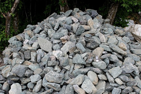 Kamenclub.ru: Гранит скальник (серо-зеленый) фр. 100-500 мм.  купить в Брянске гранит зеленый, серый, салатовый крупный ландшафтный валун 6 000 руб/т   фото КАМЕНЬ КЛУБ