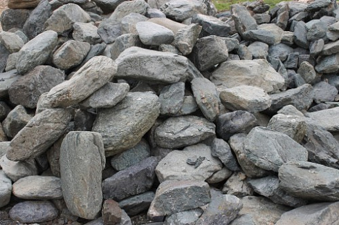 Kamenclub.ru: Гранит скальник (серо-зеленый) фр. 100-500 мм.  купить в Брянске гранит зеленый, серый, салатовый крупный ландшафтный валун 6 000 руб/т   фото КАМЕНЬ КЛУБ