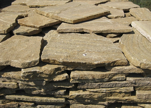 Kamenclub.ru: Песчаник пластушка желтый с рисунком (3 см)  купить в Брянске песчаник желтый с рисунком, рыжий, желтый песчаник пластушка ландшафтная рваная 8 500 руб/м3   фото КАМЕНЬ КЛУБ