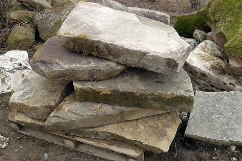 Kamenclub.ru: Песчаник плиты - плахи - пошаговые дорожки (фр. 70-150 мм)  купить в Брянске песчаник серый бежевый желтый зеленый колотый песчаник строительный 6500 руб/т   фото КАМЕНЬ КЛУБ