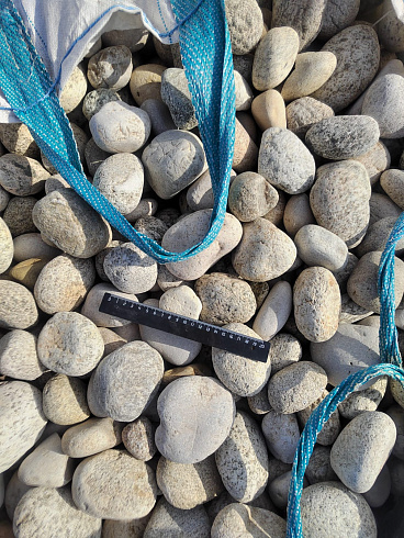 Kamenclub.ru: Галька речная окат (серо-белая) фр. 70-120 мм купить  в Брянске галька галечник бело-серая, серо-белая, серая, белая речная природная галька  8000 руб/т   фото КАМЕНЬ КЛУБ