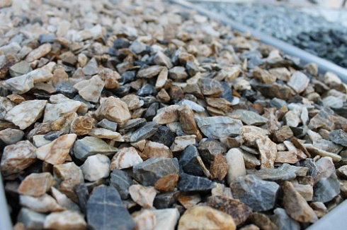 Kamenclub.ru: Мраморная крошка (щебень крошка медовый), фр. 10-20 мм.  купить в Брянске песчаник бежевый, серый каменная ландшафтная крошка  12000 руб/т   фото КАМЕНЬ КЛУБ