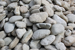 Kamenclub.ru: Бело-серый валунчик фр.100-300 мм.  купить в Брянске крупный камень для ландшафта серый, белый бело-серый валун крупная галька 4500 руб/т   фото КАМЕНЬ КЛУБ