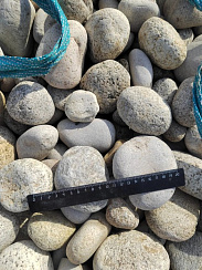 Kamenclub.ru: Галька речная окат (серо-белая) фр. 70-120 мм купить  в Брянске галька галечник бело-серая, серо-белая, серая, белая речная природная галька  8000 руб/т   фото КАМЕНЬ КЛУБ