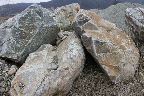 Kamenclub.ru: Гранит скальник (серо-зеленый) фр. 500-1500 мм.  купить в Брянске гранит мрамор  серый зеленый темно-серый глыба скальная колотая ландшафтная 7 500 руб/т   фото КАМЕНЬ КЛУБ