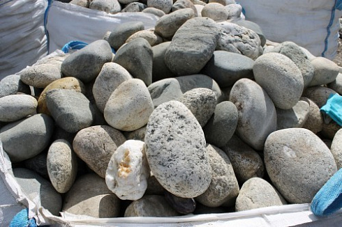 Kamenclub.ru: Речной валун (Ассорти) фр.100-300 мм.  купить в Брянске галечник серый, темно-серый, светло-серый речная галька крупных размеров 4200 руб/т   фото КАМЕНЬ КЛУБ