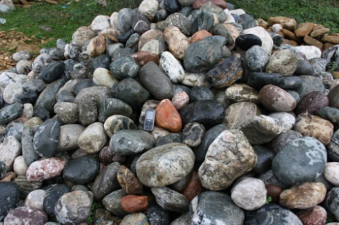 Kamenclub.ru: Ландшафтные валунчики фр.100-500 мм.  купить в Брянске крупный природный камень серый, темно-серый, светло-серый речной валун крупный 4800 руб/т   фото КАМЕНЬ КЛУБ