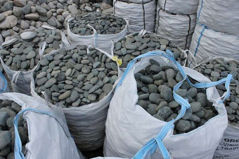 Kamenclub.ru: Темно-серый валунчик фр.100-300 мм.  купить в Брянске крупный природный камень серый, темно-серый, светло-серый речная галька большого размера окатанная 4500 руб/т   фото КАМЕНЬ КЛУБ