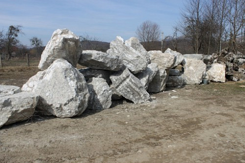 Kamenclub.ru: Мраморизированный известняк фр.500-1500 мм.  купить в Брянске    10000 руб/т   фото КАМЕНЬ КЛУБ