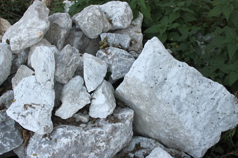 Kamenclub.ru: Мраморизированный известняк фр. 100-500 мм.  купить в Брянске известняк серый белый темно-серый сероватый валун природного образования окатанный 10500 руб/т   фото КАМЕНЬ КЛУБ