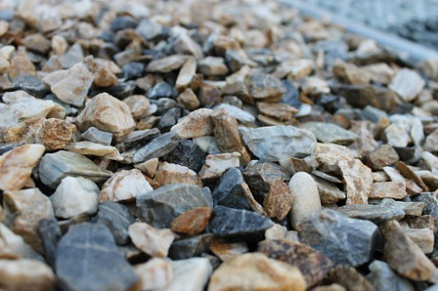 Kamenclub.ru: Мраморная крошка (щебень крошка медовый), фр. 10-20 мм.  купить в Брянске песчаник бежевый, серый каменная ландшафтная крошка  12000 руб/т   фото КАМЕНЬ КЛУБ