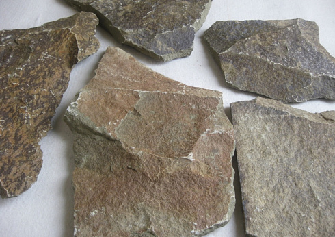 Kamenclub.ru: Песчаник пластушка "фонтанка" серо-зеленая (3,0-5,0 см)  купить в Брянске песчаник серо-зеленая колотые плитки облицовочные пластушки 11400 руб/м3   фото КАМЕНЬ КЛУБ