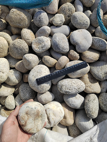 Kamenclub.ru: Галька речная окат (серо-белая) фр. 70-120 мм купить  в Брянске галька галечник бело-серая, серо-белая, серая, белая речная природная галька  8000 руб/т   фото КАМЕНЬ КЛУБ