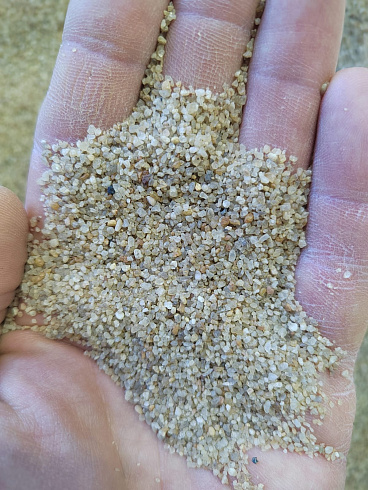 Кварцевый песок для площадок фр. 0,6-1,2 мм.  купить в Брянске фото Камень Клуб