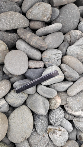 Kamenclub.ru: Галька речная окат (темно-серая) фр. 70-150 мм. купить  в Брянске галька речная темно-серая, синяя, серая речная галька округлая  8000 руб/т   фото КАМЕНЬ КЛУБ