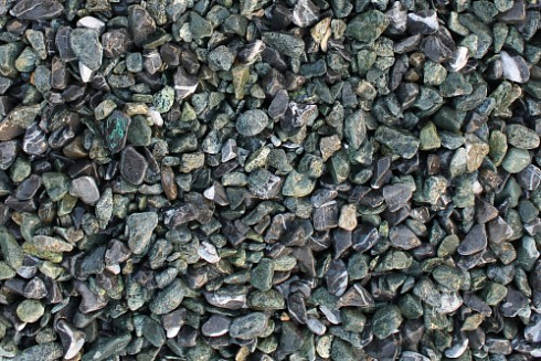 Kamenclub.ru: Мраморная крошка (щебень галтованный микс:зеленый-черный) фр.10-20 мм.  купить в Брянске мрамор зеленый, черный декоративные ландшафтные окатанные округлые камни щебня 14500 руб/т   фото КАМЕНЬ КЛУБ