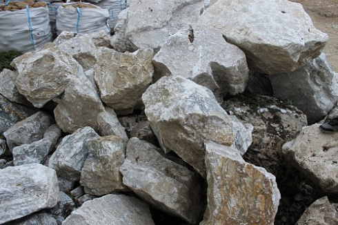 Kamenclub.ru: Мраморизированный известняк фр. 100-500 мм.  купить в Брянске известняк серый белый темно-серый сероватый валун природного образования окатанный 10500 руб/т   фото КАМЕНЬ КЛУБ