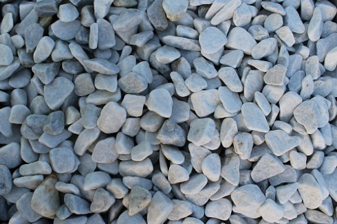 Kamenclub.ru: Мраморная крошка (щебень галтованный белый), фр.20-40 мм.  купить в Брянске мрамор белый бежевый молочный мраморный щебень декоративный 17000 руб/т   фото КАМЕНЬ КЛУБ