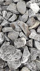 Kamenclub.ru: Щебень галтованный черный (мрамор) фр.40-70 мм.  купить в Брянске мрамор черный с белыми прожилками, черный, белый щебень галтованный округлый 13500 руб/т   фото КАМЕНЬ КЛУБ