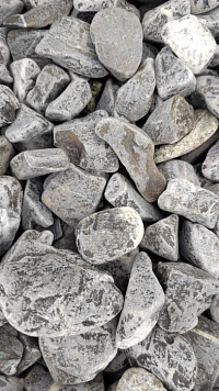 Kamenclub.ru: Щебень галтованный черный (мрамор) фр.40-70 мм.  купить в Брянске мрамор черный с белыми прожилками, черный, белый щебень галтованный округлый 13500 руб/т   фото КАМЕНЬ КЛУБ