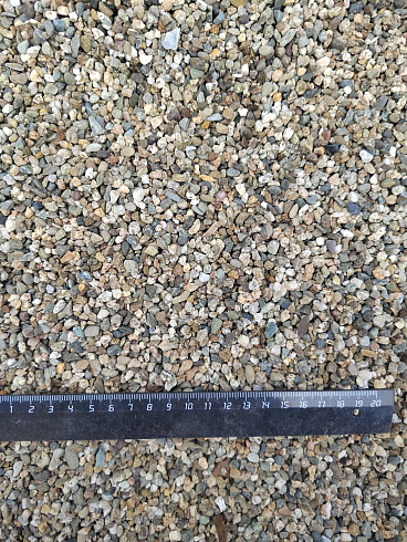 Kamenclub.ru: Галька речная окат (серая) фр.3-5 мм купить  в Брянске галька речная серая бежевый темно-серый окатанный речной камень округлый 9500 руб/т   фото КАМЕНЬ КЛУБ