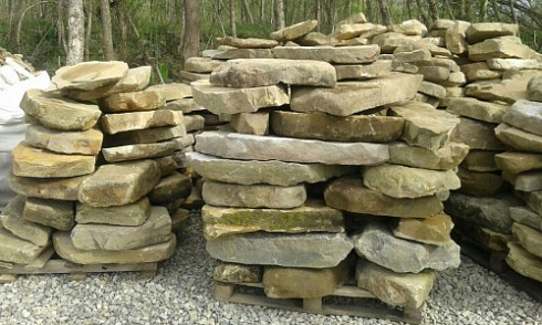 Kamenclub.ru: Песчаник плиты - плахи - пошаговые дорожки (фр. 70-150 мм)  купить в Брянске песчаник серый бежевый желтый зеленый колотый песчаник строительный 6500 руб/т   фото КАМЕНЬ КЛУБ