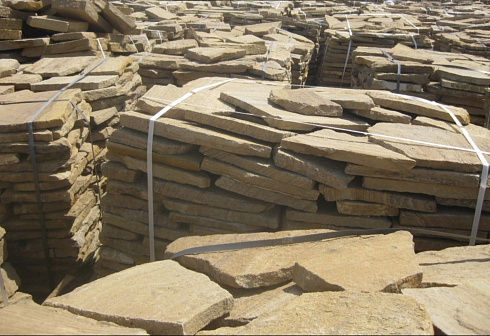 Kamenclub.ru: Песчаник пластушка желтый с рисунком (3 см)  купить в Брянске песчаник желтый с рисунком, рыжий, желтый песчаник пластушка ландшафтная рваная 8 500 руб/м3   фото КАМЕНЬ КЛУБ