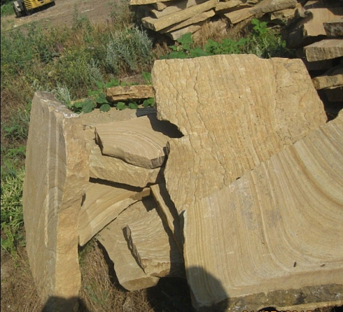 Kamenclub.ru: Форматный камень (плаха) пошаговая дорожка от 70-150 см (4 -12 см)  купить в Брянске плитняк  форматный плаха желтый песчаник 9 000 руб/т   фото КАМЕНЬ КЛУБ