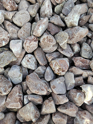Kamenclub.ru: Мраморная крошка (щебень галтованный розовый) фр.10-20 мм.  купить в Брянске мрамор розовый, красный ландшафтный декоративный окатанный округлый щебень 15000 руб/т   фото КАМЕНЬ КЛУБ