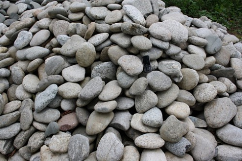 Kamenclub.ru: Галька речная плоская (бело-серая) фр. 100-200-300 мм. купить  в Брянске галька речная плоская серый, белый, бело-серый, серо-белый речная галька плоская  9000 руб/т   фото КАМЕНЬ КЛУБ