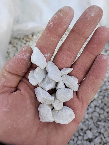 Kamenclub.ru: Мраморная крошка, щебень, цвет-белый, фр. 10-20 мм.  купить в Брянске мрамор белый, молочный айвори каменная ландшафтная декоративная крошка шебня 12000 руб/т   фото КАМЕНЬ КЛУБ