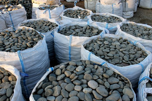 Kamenclub.ru: Галька речная плоская (темно-серая) фр. 100-200-300 мм. купить  в Брянске галька речная плоская темно-серый, серый, синий речной галечник плоский 9000 руб/т   фото КАМЕНЬ КЛУБ