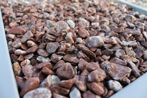 Kamenclub.ru: Мраморная крошка (щебень галтованный розовый) фр.10-20 мм.  купить в Брянске мрамор розовый, красный ландшафтный декоративный окатанный округлый щебень 15000 руб/т   фото КАМЕНЬ КЛУБ