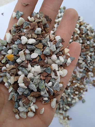 Kamenclub.ru: Мраморная крошка (щебень крошка микс : белый-черный-розовый) фр. 5-10 мм.  купить в Брянске мрамор белый, черный, розовый, разноцветный микс декоративная мраморная каменная крошка 12000 руб/т   фото КАМЕНЬ КЛУБ