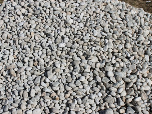 Kamenclub.ru: Галька речная окат (серо-белая) фр. 70-120 мм купить  в Брянске галька галечник бело-серая, серо-белая, серая, белая речная природная галька  8000 руб/т   фото КАМЕНЬ КЛУБ