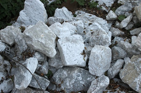 Kamenclub.ru: Мраморизированный известняк фр. 100-500 мм.  купить в Брянске известняк серый белый темно-серый сероватый валун природного образования окатанный 10500 руб/т   фото КАМЕНЬ КЛУБ