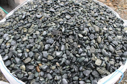 Kamenclub.ru: Щебень галтованный зеленый (змеевик) фр. 20-40 мм.  купить в Брянске мрамор зеленый, салатовый оголтованный щебень мраморный 12500 руб/т   фото КАМЕНЬ КЛУБ