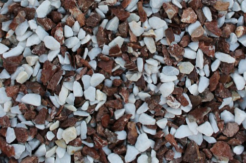 Kamenclub.ru: Мраморная крошка (щебень крошка микс: белый-розовый) фр. 10-20 мм.  купить в Брянске мрамор белый, розовый каменный декоративный ландшафтный щебень 12000 руб/т   фото КАМЕНЬ КЛУБ