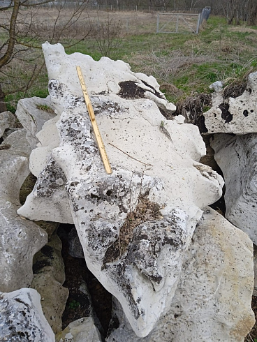 Kamenclub.ru: Выветренный известняк (степной) фр. 500-1500 мм.  купить в Брянске    10000 руб/т   фото КАМЕНЬ КЛУБ