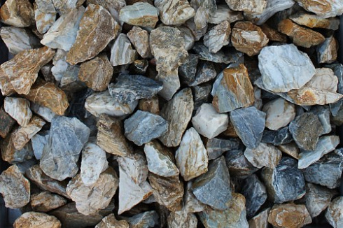 Kamenclub.ru: Мраморная крошка (щебень крошка медовый) фр. 20-40 мм.  купить в Брянске мрамор бежевый рыжий желтый ландшафтная мраморная крошка 12000 руб/т   фото КАМЕНЬ КЛУБ