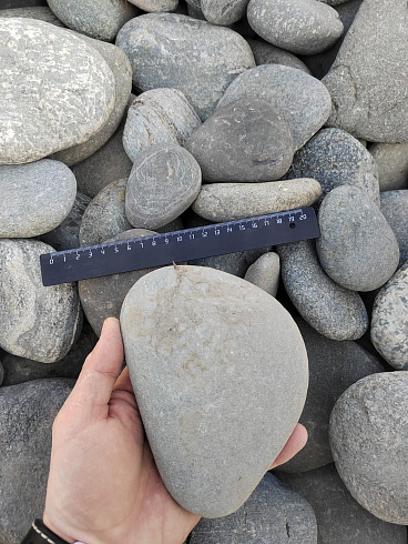 Kamenclub.ru: Галька речная плоская (ассорти) фр. 70-150 мм. купить  в Брянске галька галечник серый белый темно-серый синий светло-серый плоская природная галька  9000 руб/т   фото КАМЕНЬ КЛУБ