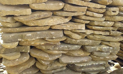 Kamenclub.ru: Песчаник колотый для облицовки (фр. 2-3 см)  купить в Брянске песчаник бежевый серый рыжий песчаник строительный 5000 руб/т   фото КАМЕНЬ КЛУБ