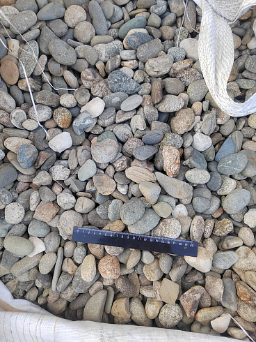 Kamenclub.ru: Галька речная окат (пестрая) фр. 20-40 мм. купить  в Брянске галька речная пестрая, серая, серые оттенки галька речная окатанная округлая 5000 руб/т   фото КАМЕНЬ КЛУБ