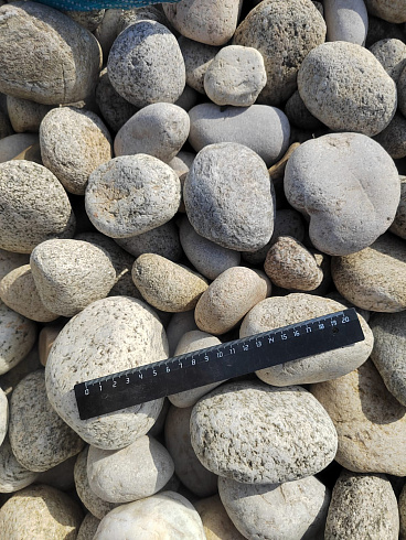 Kamenclub.ru: Галька речная окат (серо-белая) фр. 70-120 мм купить  в Брянске галька галечник бело-серая, серо-белая, серая, белая речная природная галька  8000 руб/т   фото КАМЕНЬ КЛУБ