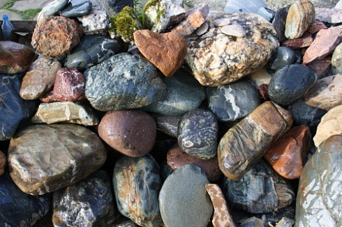 Kamenclub.ru: Ландшафтные валунчики фр.100-500 мм.  купить в Брянске крупный природный камень серый, темно-серый, светло-серый речной валун крупный 4800 руб/т   фото КАМЕНЬ КЛУБ