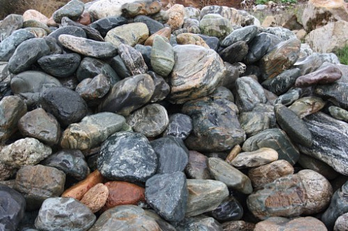 Kamenclub.ru: Ландшафтные валунчики фр.100-500 мм.  купить в Брянске крупный природный камень серый, темно-серый, светло-серый речной валун крупный 4800 руб/т   фото КАМЕНЬ КЛУБ