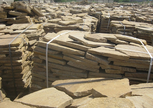 Kamenclub.ru: Песчаник пластушка желтый с рисунком (3 см)  купить в Брянске песчаник желтый с рисунком, рыжий, желтый песчаник пластушка ландшафтная рваная 8 500 руб/м3   фото КАМЕНЬ КЛУБ