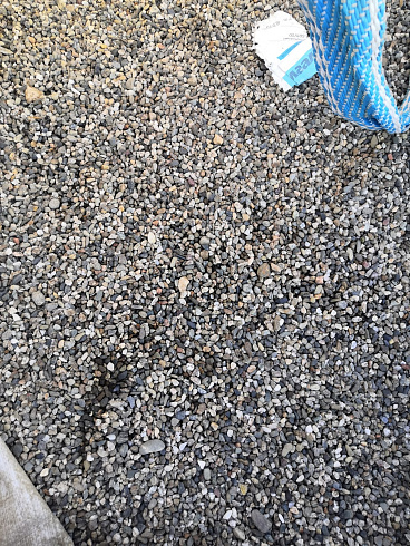 Kamenclub.ru: Галька речная окат (серая) фр.3-5 мм купить  в Брянске галька речная серая бежевый темно-серый окатанный речной камень округлый 9500 руб/т   фото КАМЕНЬ КЛУБ