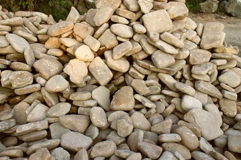 Kamenclub.ru: Песчаник для мощения дорожек, площадок, парковок ( фр 5-10 см)  купить в Брянске песчаник  серый желтый коричневый рыжий песчаник оголтованный окатанный 6500 руб/т   фото КАМЕНЬ КЛУБ